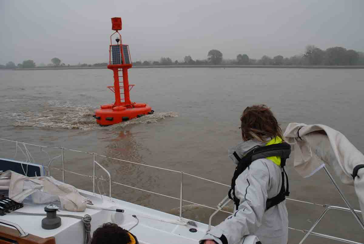 Buoy-in-Seine-flood